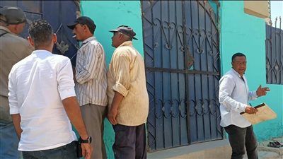 غلق وتشميع 30 نشاطًا تجاريًا مخالفًا في حي سكني بالعاشر من رمضان |صور