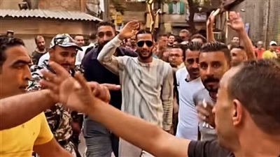 أهالي بولاق أبو العلا يلتفون حول محمد رمضان أثناء تصوير عالزيرو.. والأمن يتدخل