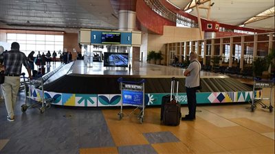 وزير الطيران يشكر العاملين على جهدهم في تنظيم حركة الطائرات خلال قمة المناخ