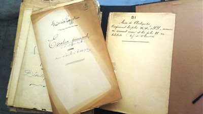 ضمنها لوحات زجاجية.. المتحف المصري بالتحرير ينتهي من ترميم وثائق أثرية | صور 