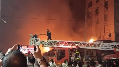 قلق بين رواد شواطئ الإسكندرية لحظة اندلاع حريق بكافيه بطريق الكورنيش