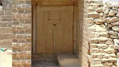 ضبط عامل عقب سرقته باب مقبرة أثرية بسوهاج