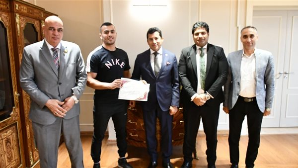 وزير الرياضة يُكرم