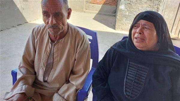 شاب يضرب والدية وطردهما