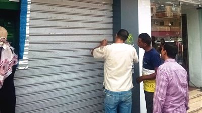 إزالة 5 حالات تعد وغلق وتشميع 10 محلات وورشة مخالفة بأسوان