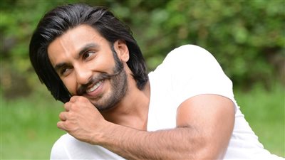 بعد ظهوره عاريًا.. التحقيق مع ممثل هندي شهير بتهمة إفساد الشباب وإحراج النساء 