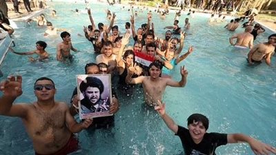 اقتحام قصور رئاسية والتصوير في حمامات السباحة وغرف المعيشة.. هل اقتدى العراقيون بسيريلانكا وأمريكا؟