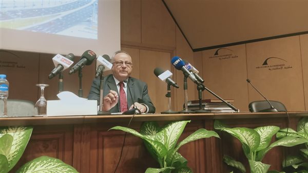 الدكتور أحمد زايد،