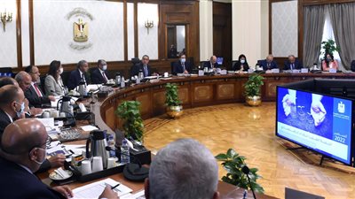 مساعد رئيس الوزراء: إعفاء 14 قطاعا صناعيا من الضريبة العقارية.. وتفعيل الرخصة الذهبية للمشروعات