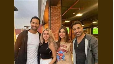 شوية مرضى.. كريم فهمي يرد على منتقدي صورته مع شقيقه وزوجتيهما