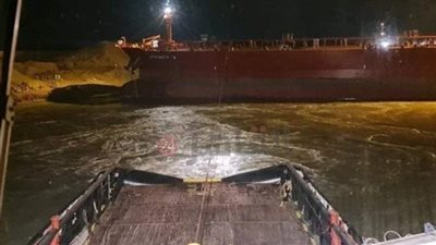 بعد ساعات من جنوحها.. هيئة قناة السويس تنجح في تعويم ناقلة النفط | بث مباشر 