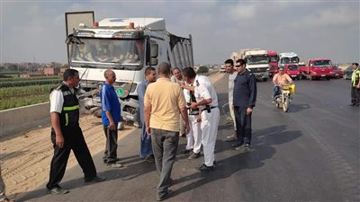 تسيير حركة المرور على الطريق الإقليمي بالمنوفية بعد انقلاب تريلا محملة بالرمال