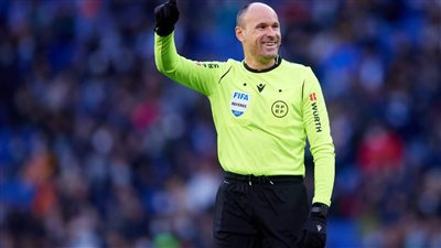 ماثيو لاهوز حكمًا لمباراة برشلونة وإشبيلية.. وخوسيه سانشيز مارتينيز لمواجهة ريال مدريد وبيتيس