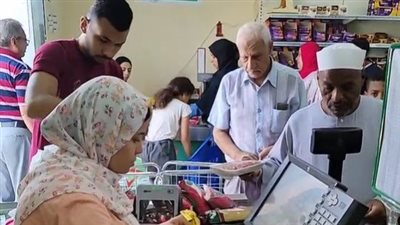 توافد المواطنين على منافذ البيع للاستفادة من الدعم الاستثنائي على بطاقات التموين | بث مباشر 