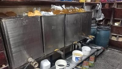 الداخلية: ضبط طن ونصف زيوت مجهولة المصدر بالجمالية | صور