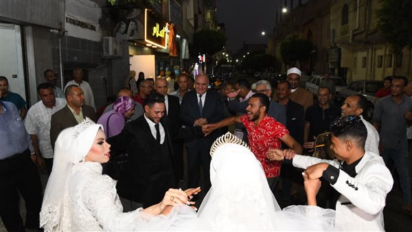 محافظ قنا وكيلا لفتاتين