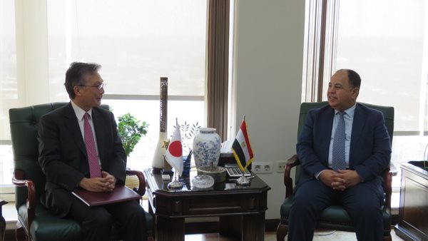  وزير المالية والسفير