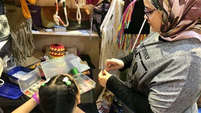 مريم 8 سنوات.. حكاية أصغر عارضة مشغولات يدوية في معرض ديارنا لمساعدة والدتها 