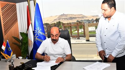 بعد 8 سنوات.. محافظ أسوان يعتمد الدفعة الأولى من عقود تمليك المنازل لـ أهالي البشارية والعبابدة