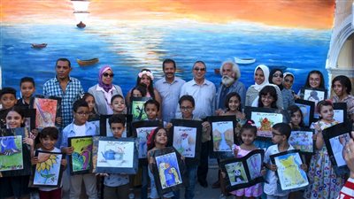 الشريف يشيد بتجربة أول ورشة عمل ومعرض فني على شواطىء الإسكندرية