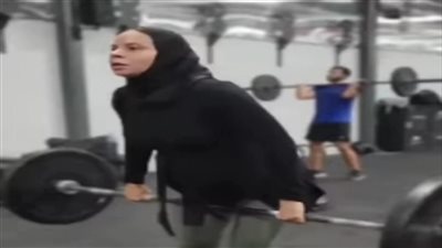 أنا بطني وجعتني بدالها.. سيدة حامل تشعل مواقع التواصل الاجتماعي برفعها الأثقال في الجيم | فيديوجراف