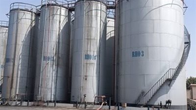 بحوزته 10 طن زيت فاسد.. سقوط صاحب مصنع بالقاهرة يديره بدون ترخيص | صور