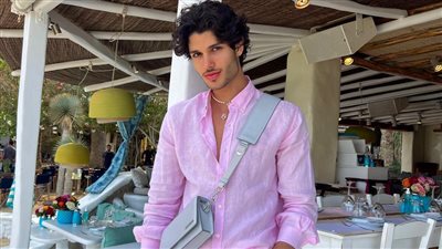 مش بتفهموا في الموضة.. نجل راغب علامة يثير الجدل بعد ظهوره بملابس نسائية | فيديوجراف