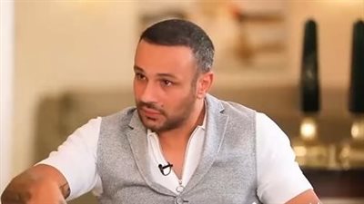 محمد عطية: لم أرتبط ولا أؤمن بالحب الأفلاطوني.. وممكن نستمتع بحاجات تانية