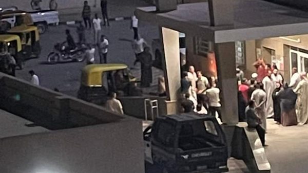 تجمع الأهالي أمام