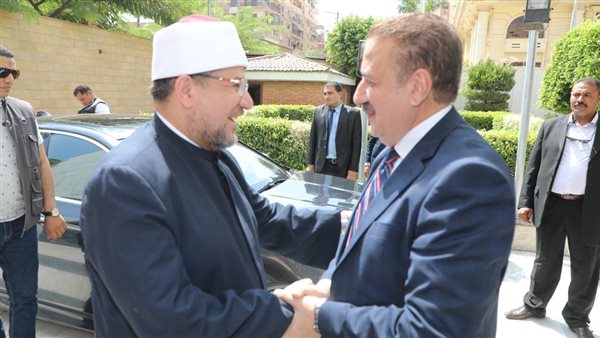 وزير الأوقاف ومحافظ