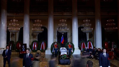 سكان موسكو يصطفون لتوديع الزعيم السوفيتي السابق جورباتشوف بالكرملين │صور