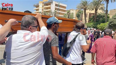 لحظة وصول جثمان المخرج علي عبد الخالق إلى مسجد السيدة نفيسة استعدادا لصلاة الجنازة| بث مباشر 