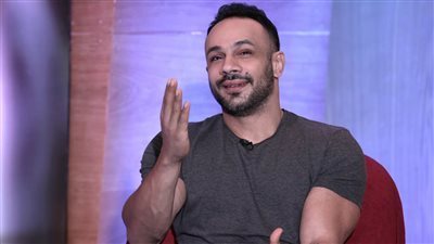مستغرب الفنانين اللي بيرفضوا البوس ومشفق على سيدات الشرق.. تصريحات الفنان محمد عطية