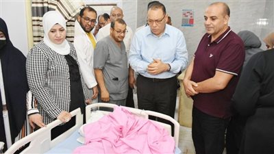 للمرة الثانية.. محافظ الشرقية يزور مصابي حادث قطار فاقوس | صور