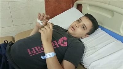 خروج الطفل هاني رامي أحد مصابي حادث كنيسة أبو سيفين من معهد ناصر بعد إجراء جراحة بالكاحل