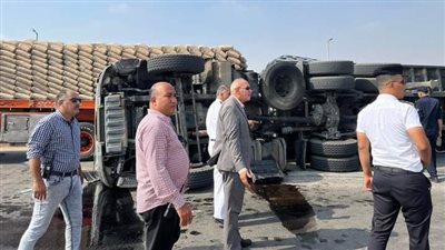 انقلاب سيارة محملة بالأنابيب بأسيوط دون خسائر بشرية | صور