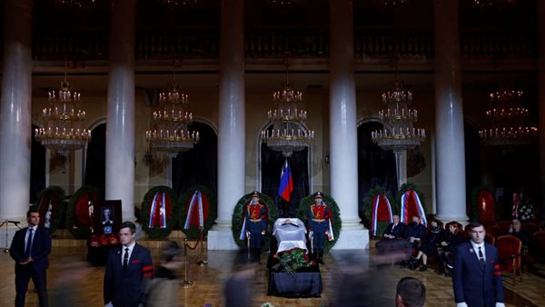 الروس يصطفون لتوديع