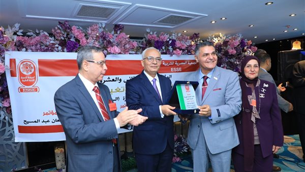 وزير التعليم يكرم