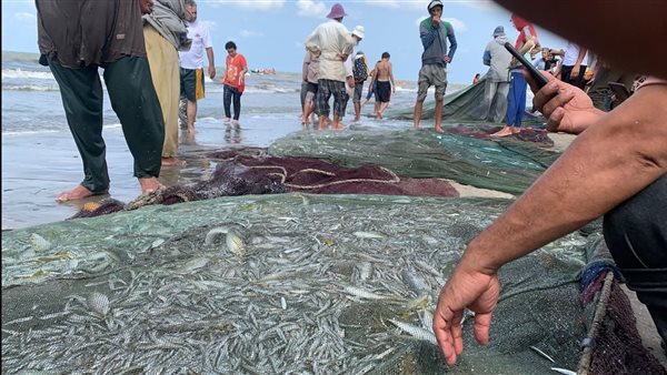 خروج الشباك على شاطئ