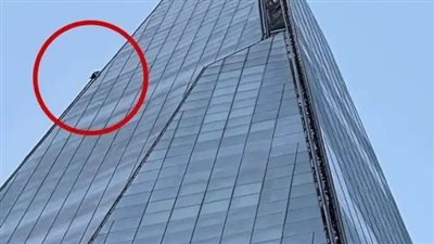 أحب تعليق جسدي في السماء.. بريطاني يتسلق أطول ناطحة سحاب في البلاد دون حبال أمان لالتقاط سيلفي