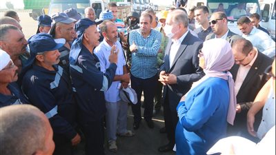 محافظ كفر الشيخ يقرر منح مكافأة شهرية لعامل النظافة المتميز.. ويؤكد: شرف لي اللقاء بكم