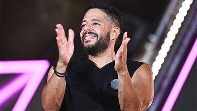 عنّف بوديجارد ورقص مع فتاة من ذوي الهمم.. أبرز لقطات حفل حماقي بالإسكندرية | صور