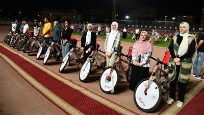 وزير الشباب والرياضة يُسلم الدفعة الثالثة من مبادرة دراجتك دخلك| صور