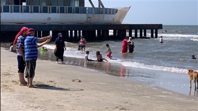 إقبال متوسط على شاطئ بورسعيد اليوم الاثنين رغم ارتفاع درجات الحرارة| صور وفيديو