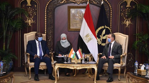 وزير الداخلية يستقبل