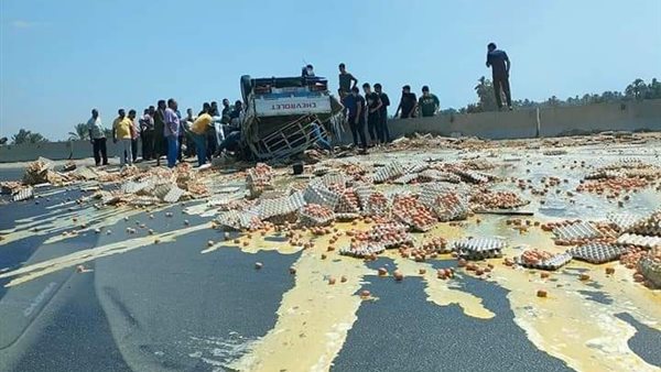  انقلاب سيارة محملة