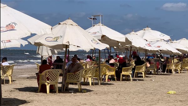 المصطافون يستمتعون