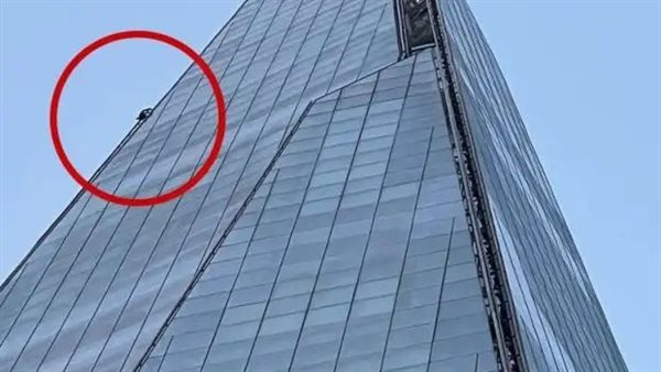 الشاب يتسلق ناطحة