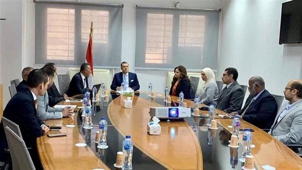 وزير السياحة يعقد