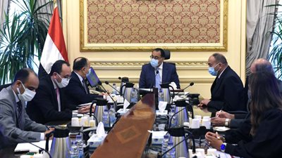 رئيس الوزراء يستعرض مع وزير المالية إجراءات توفير التمويل اللازم للسلع الاستراتيجية وبرامج الحماية الاجتماعية